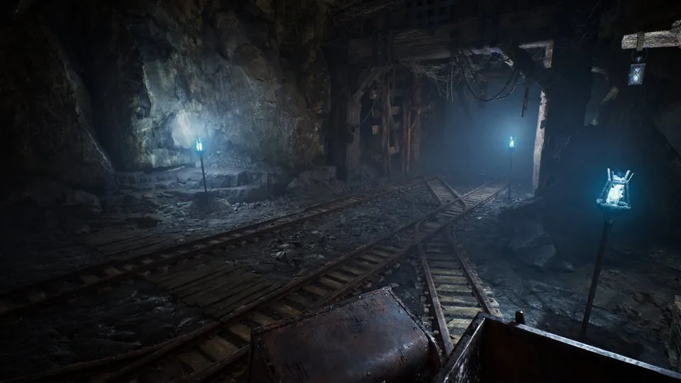 Galería subterránea con raíles, vagonetas y luces azuladas entre la niebla.