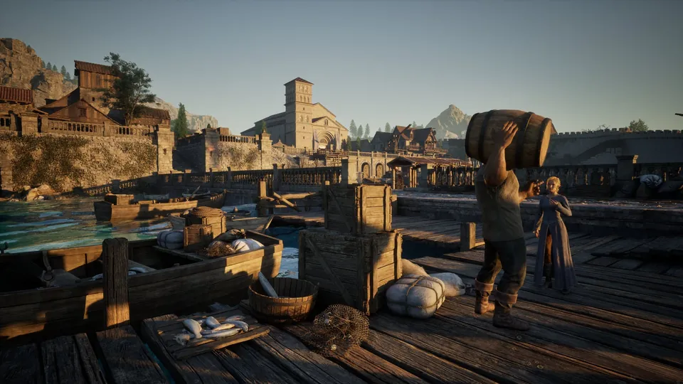 Muelle de madera con barcas, cajas y un hombre que carga un barril, ante una ciudad amurallada.